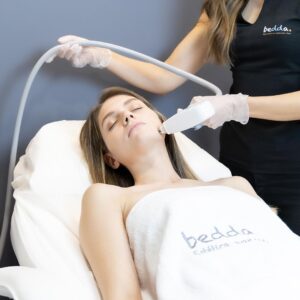clienta aplicandose radiofrecuencia facial