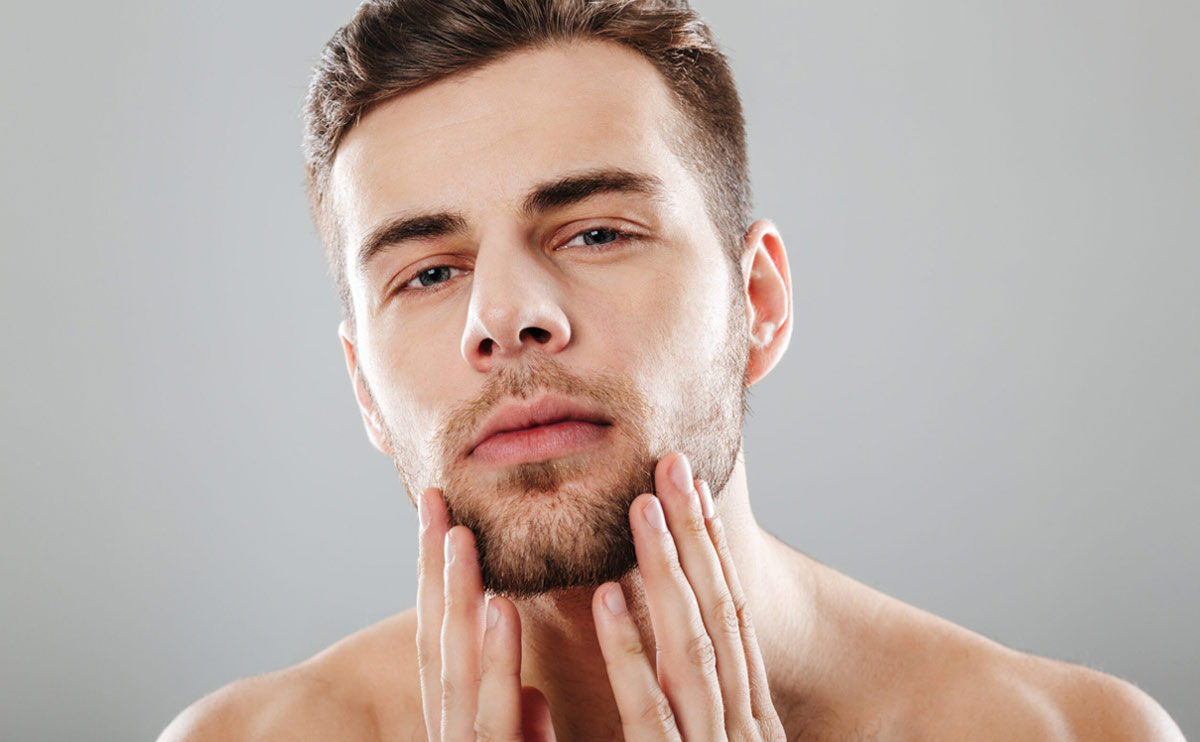 hombre-tocandose-la-barba imagen menu depilacion hombre