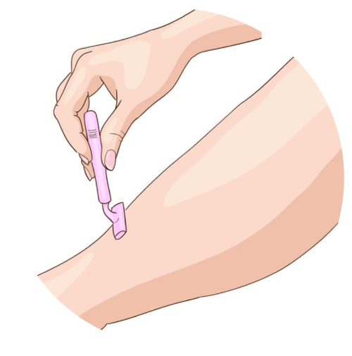 manos depilando pierna con cuchilla